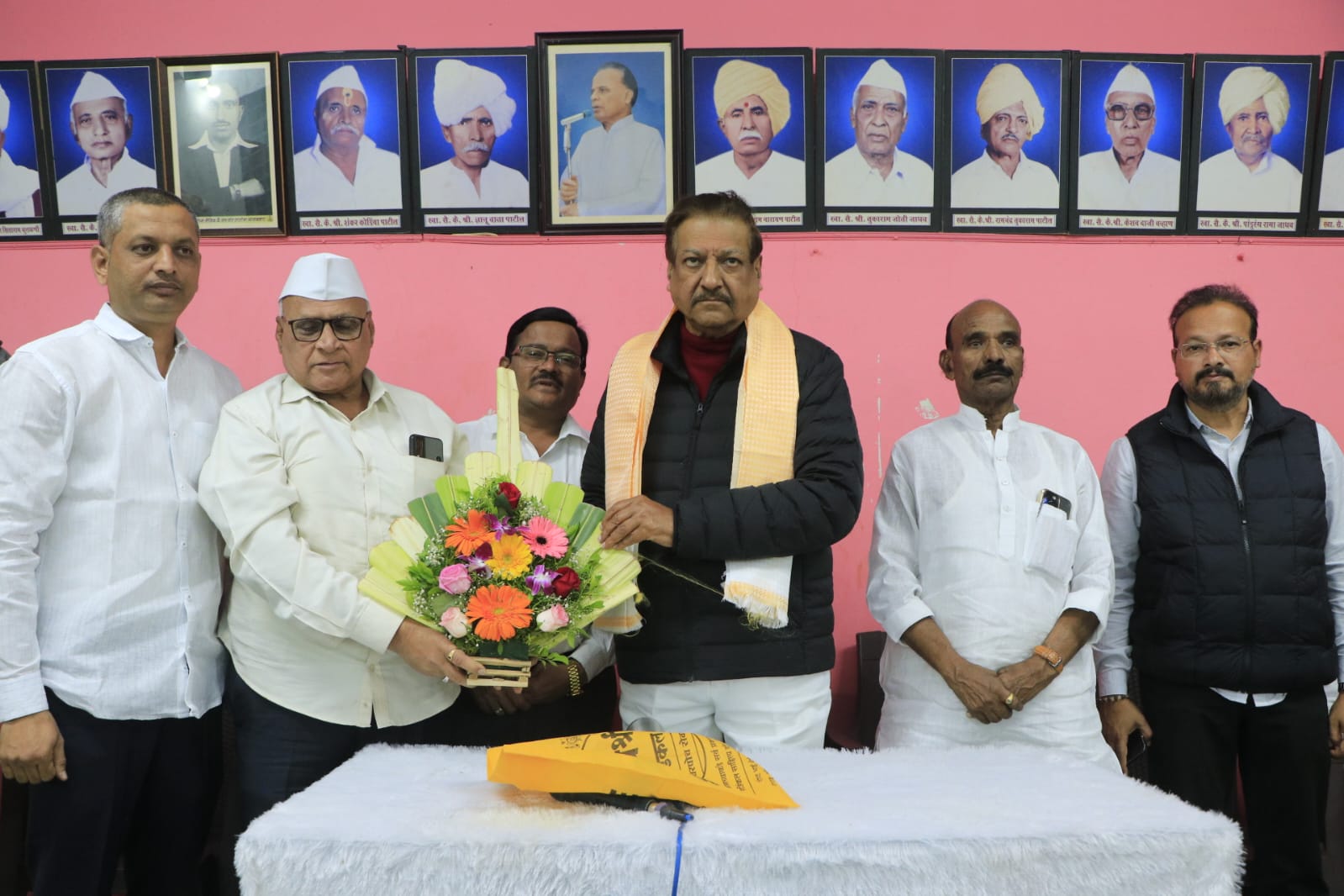 काँग्रेसच्या हाताच्या चिन्हावरच निवडणूक लढविण्यावर कार्यकर्ते ठाम