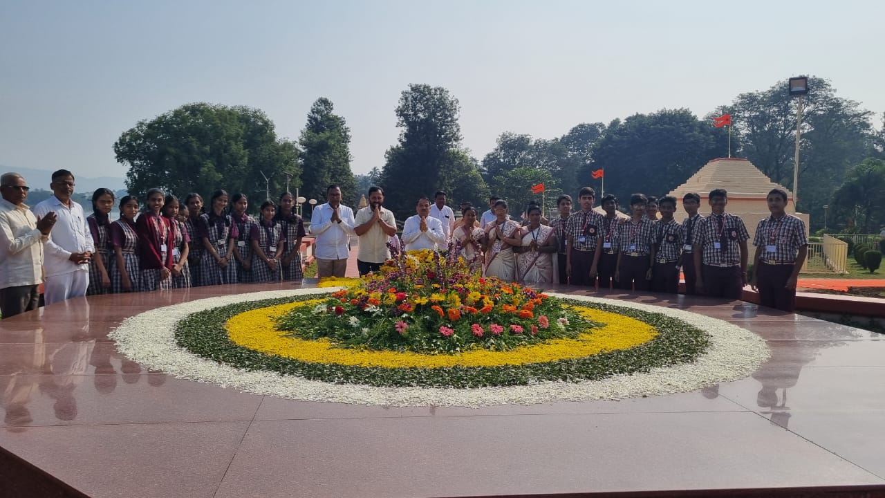 यशवंतराव चव्हाण साहेबांना आनंदराव पाटील यांनी केले अभिवादन