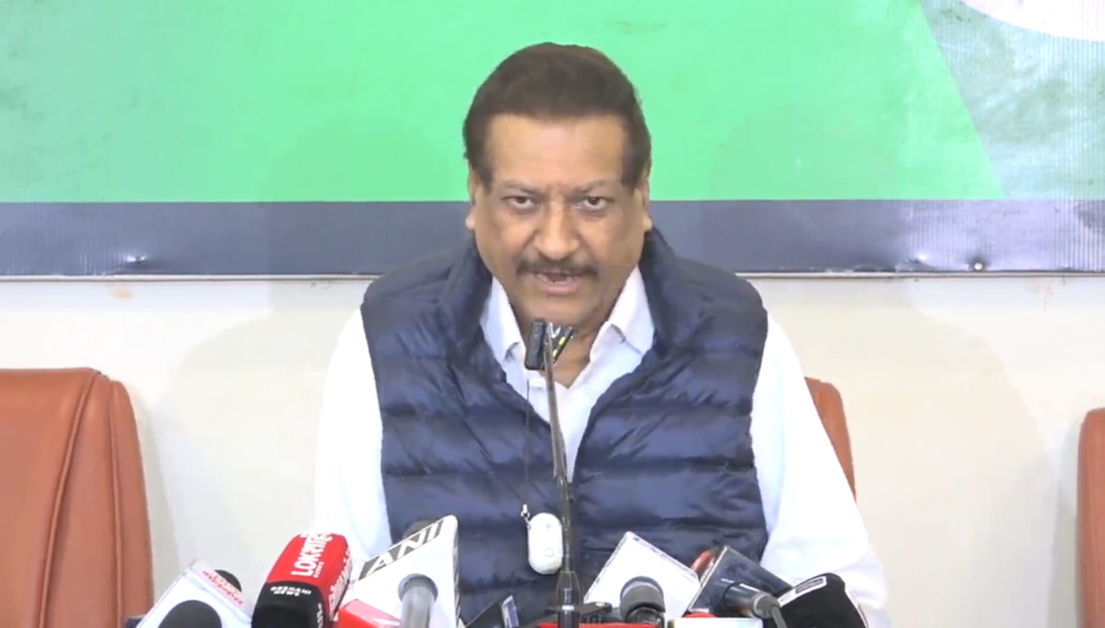 इंडिगो क्रायसिसवरून पृथ्वीराज चव्हाण यांचा सरकारवर हल्लाबोल; विमान वाहतूक क्षेत्रातील मक्तेदारी मोडून काढण्याची मागणी