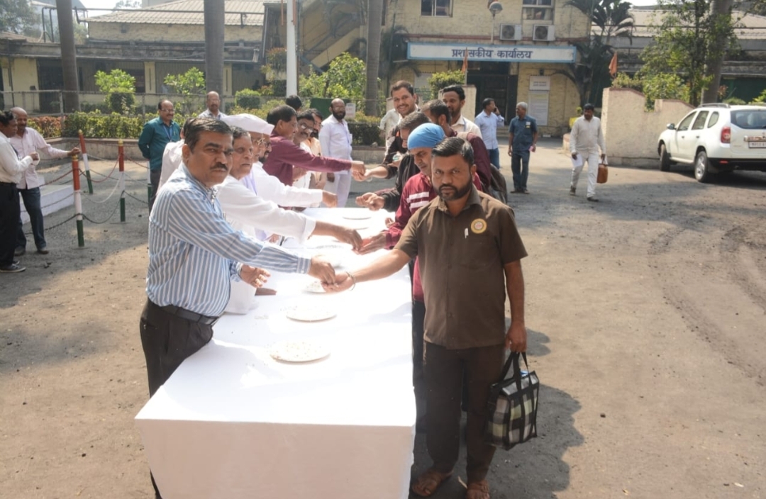 कृष्णा कारखान्यावर कर्मचार्‍यांना तिळगुळ वाटप