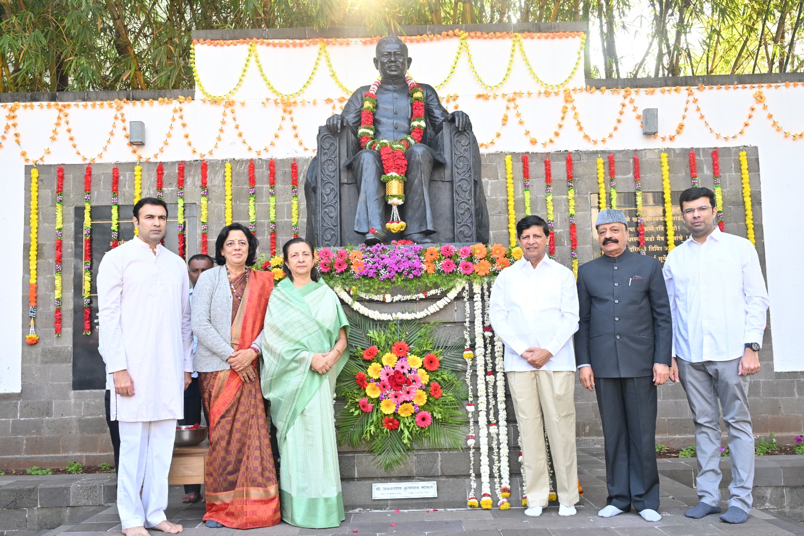 सहकारमहर्षी स्व. जयवंतराव भोसले यांना १०१ व्या जयंतीदिनी मान्यवरांकडून अभिवादन