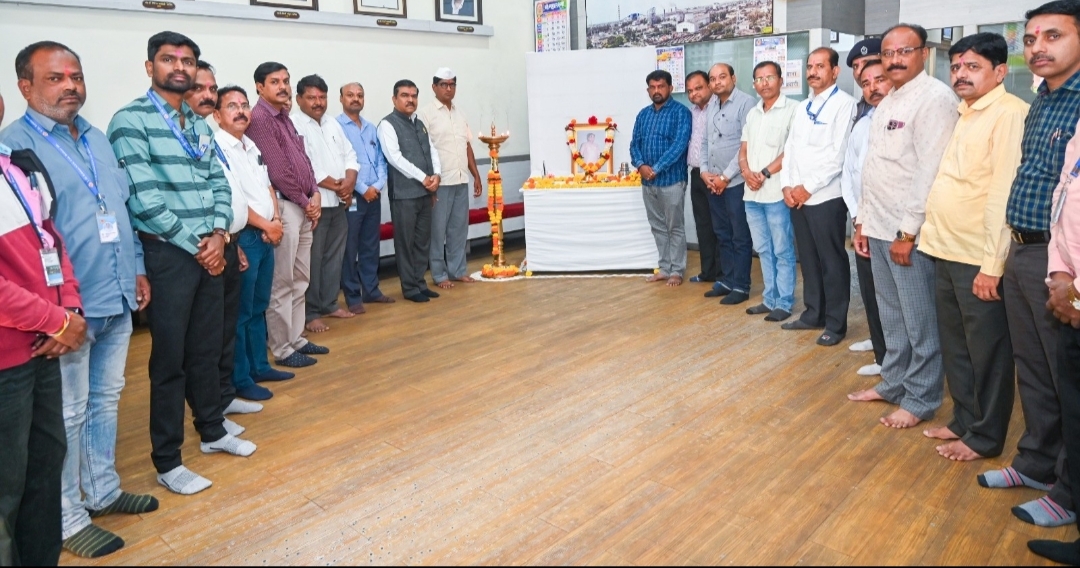 कृष्णा कारखान्यात स्व.डॉ. पतंगराव कदम यांना जयंतीनिमित्त अभिवादन