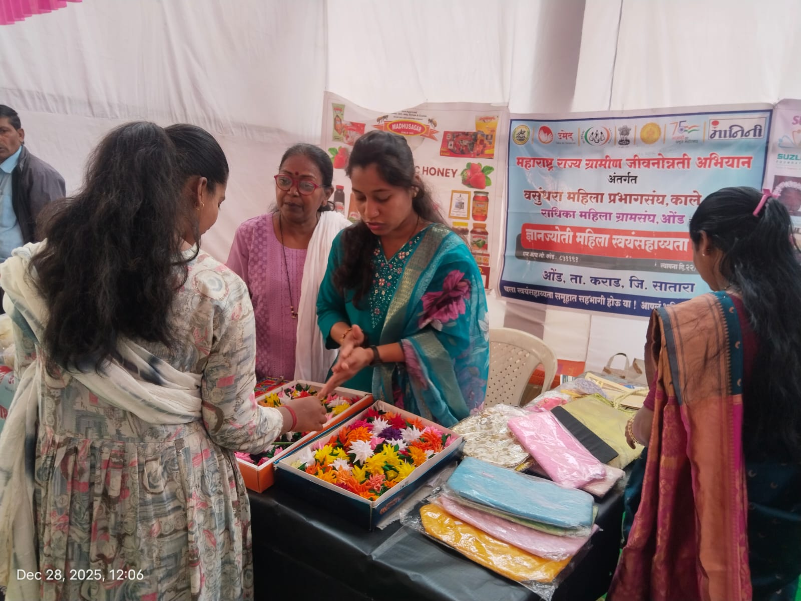 स्थानिक महिला बचत गटांच्या उत्पादनांना शाश्वत बाजारपेठ !